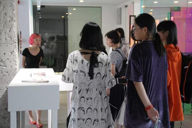 同學們對展覽作品 提出自己的問題