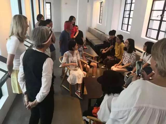 遇上了來自法國巴黎從事服裝行業的觀眾，大家一起愉快地聊天