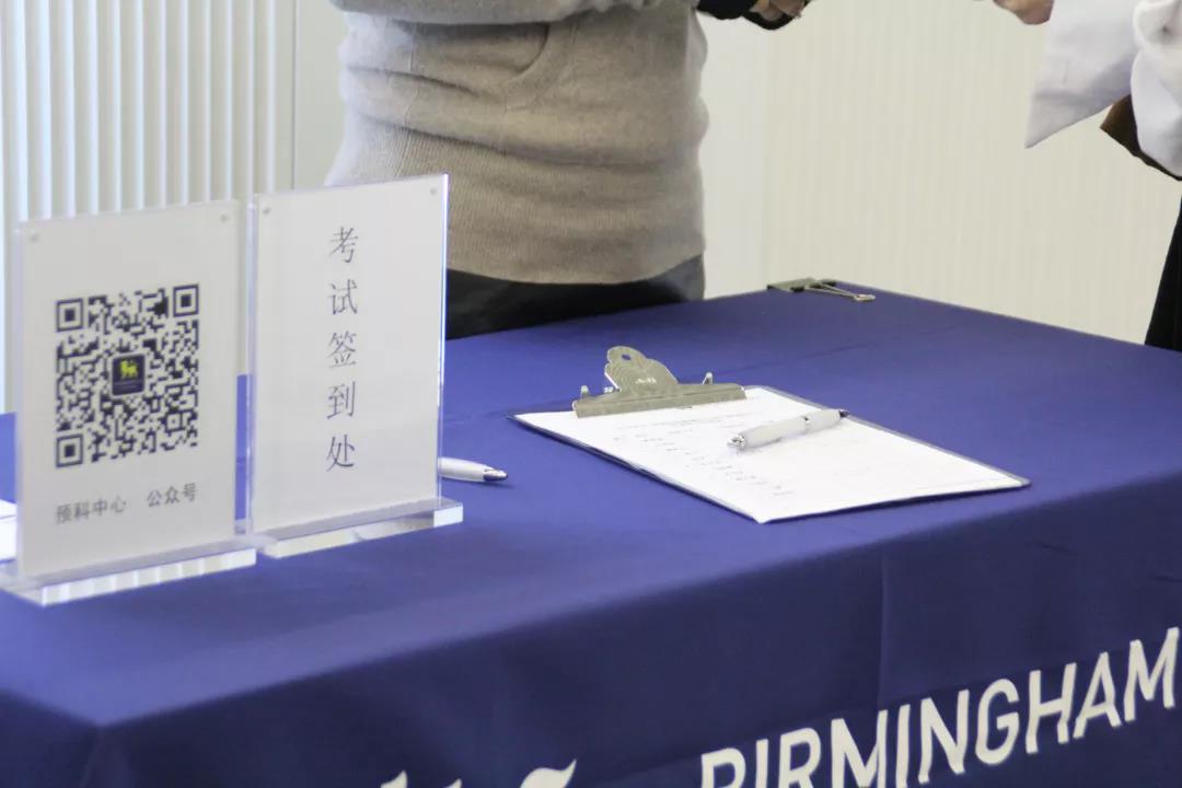 9: 30 考生陸續進場