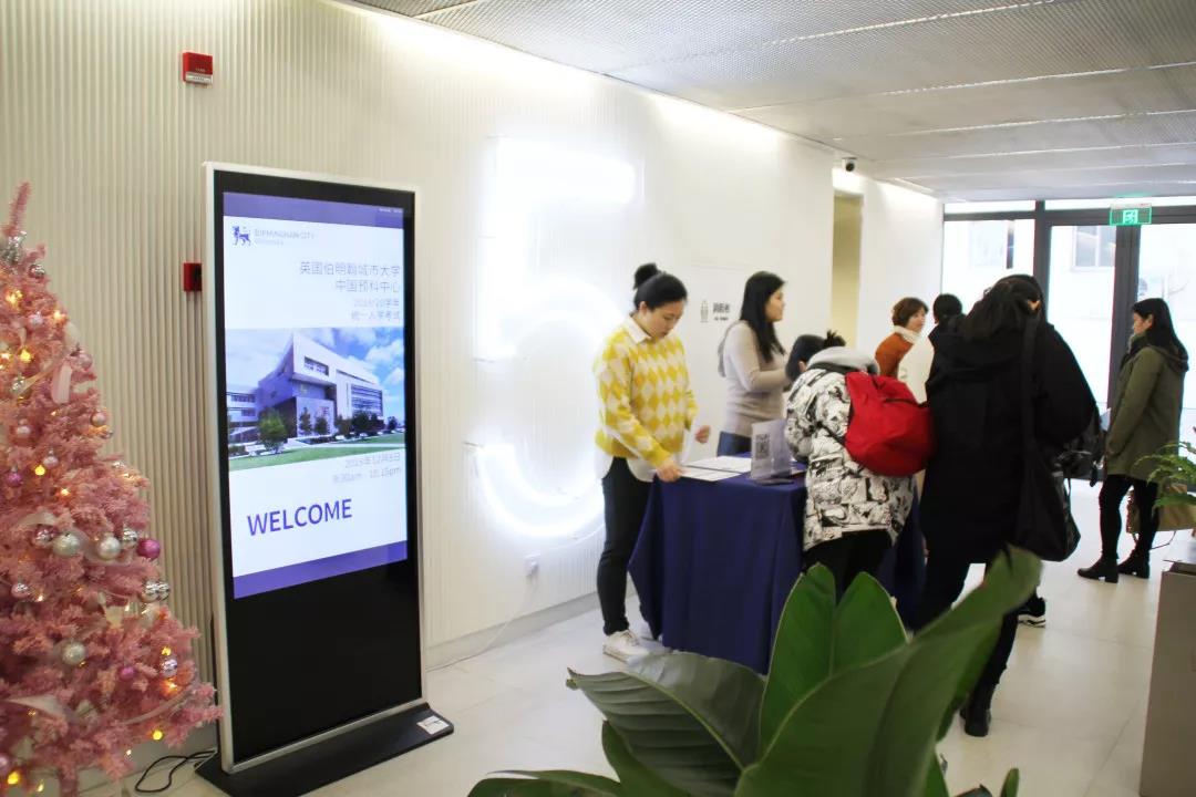 9: 30 考生陸續進場