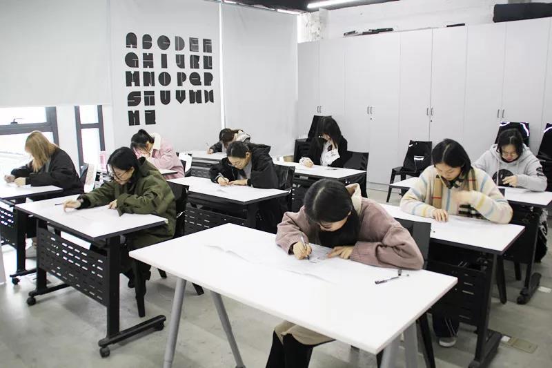 10: 30 英語筆試正式開始