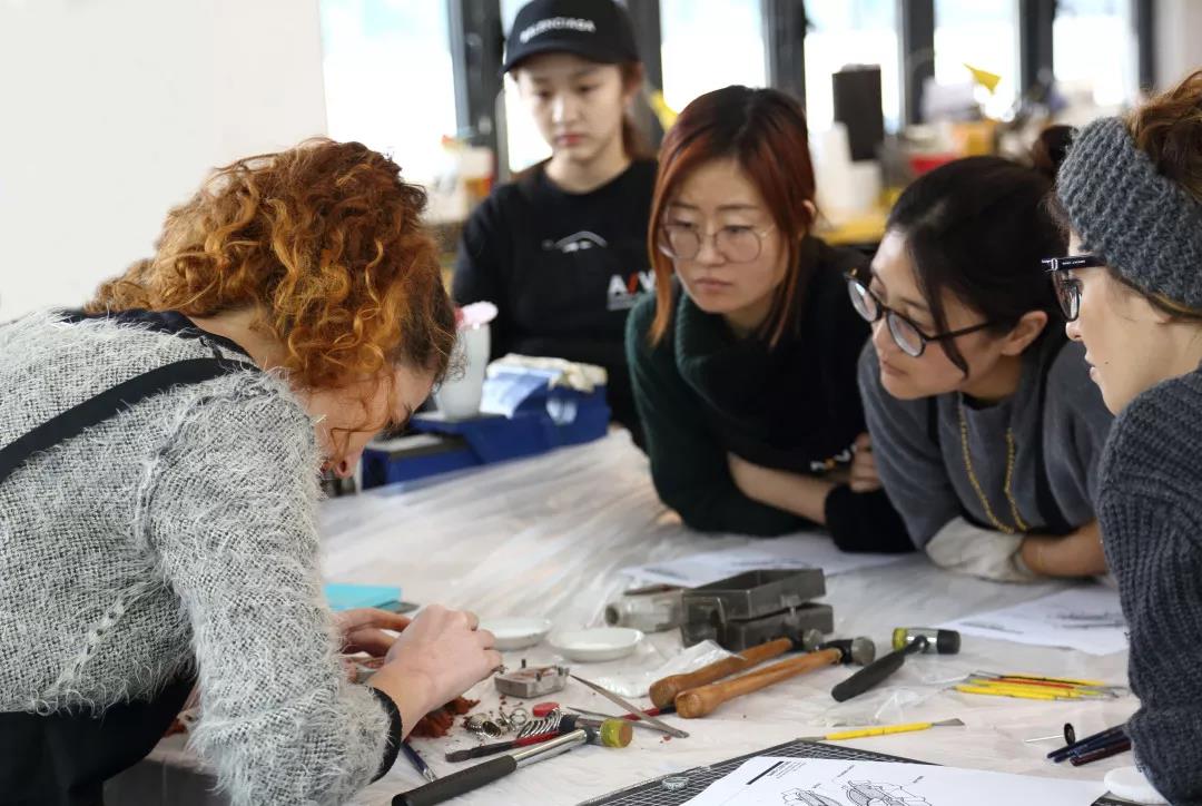 展示了她使用各種鑄造方式制作的作品