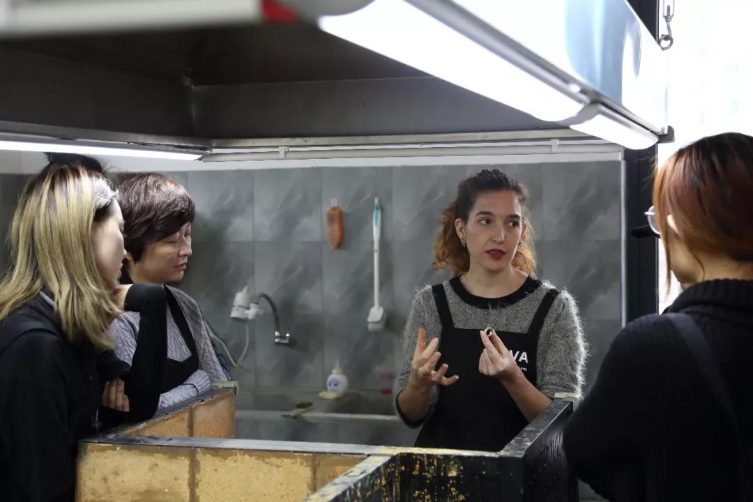 從模子里取出的半成品,還需要挫修及打磨