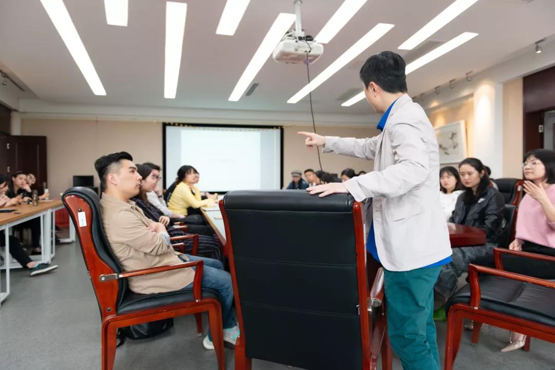 姜節(jié)泓教授在南京師范大學(xué)舉行了一場(chǎng)學(xué)術(shù)講座