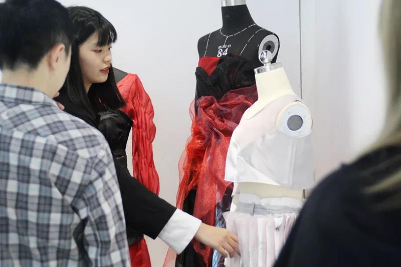 學(xué)生進(jìn)行作品演講&回答考官提問