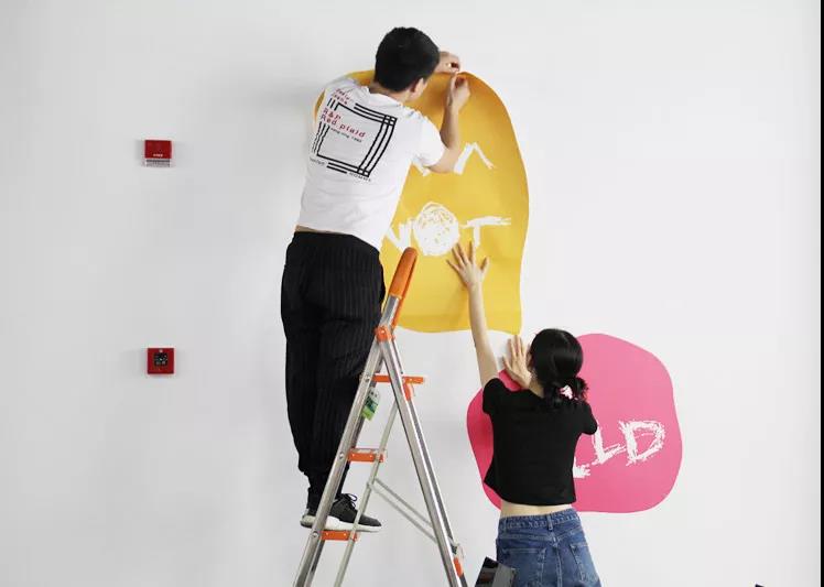 正在進(jìn)行最后布展的同學(xué)老師們