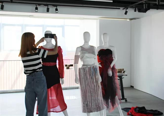 正在進(jìn)行最后布展的同學(xué)老師們