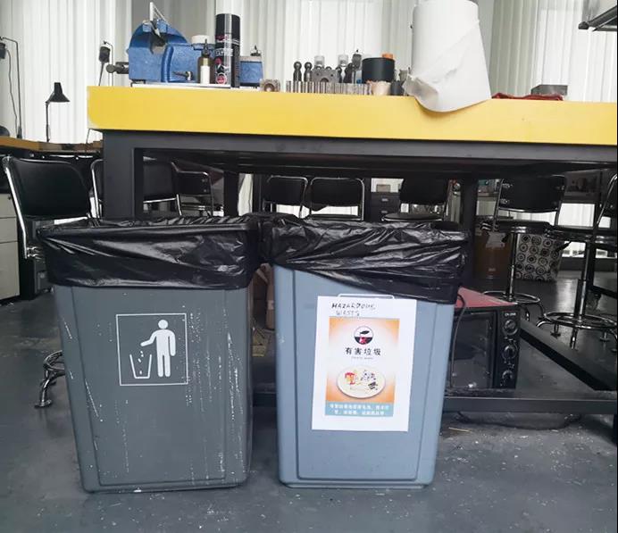 全新的分類垃圾箱