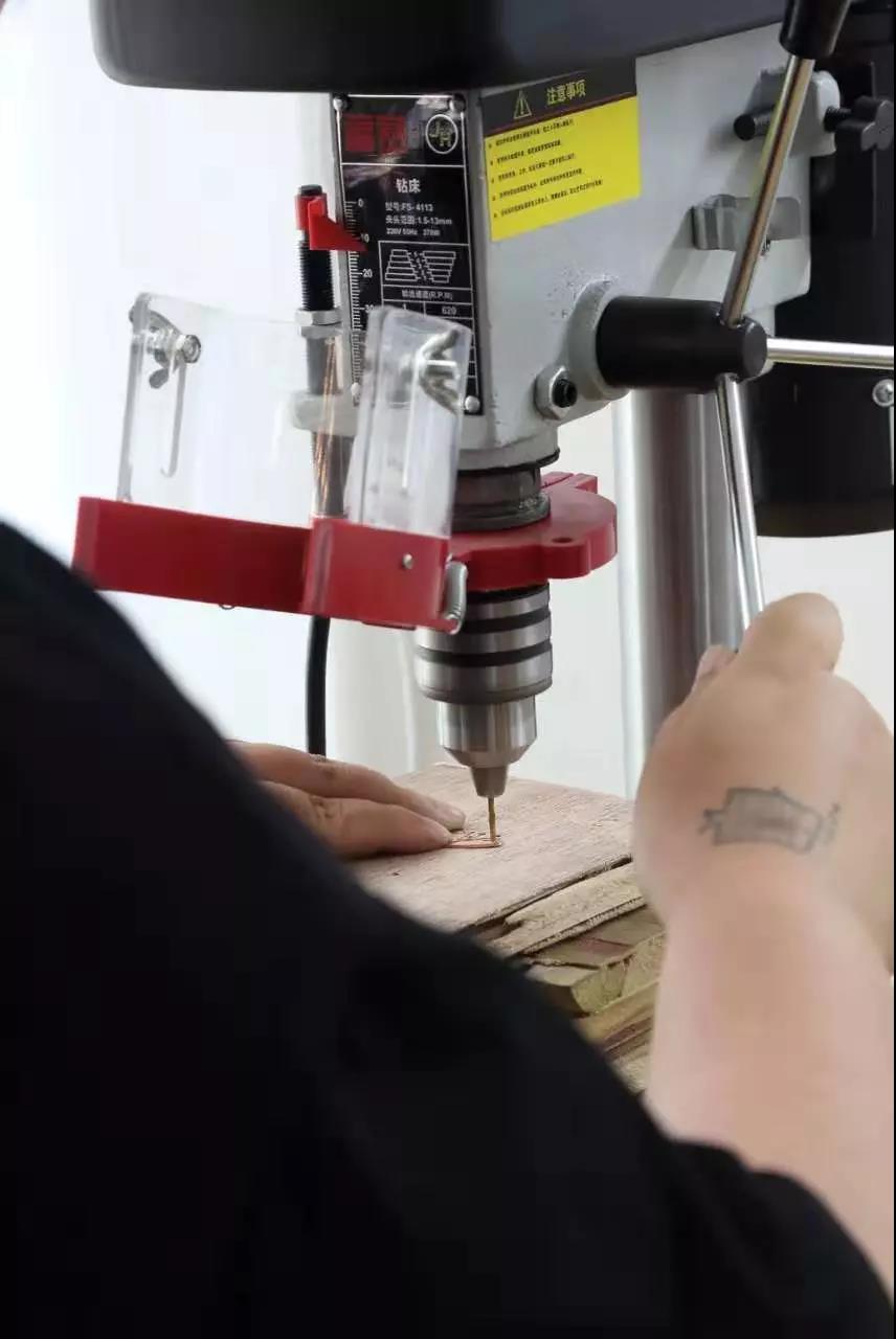 切鋸、銼磨、鉆孔、焊接