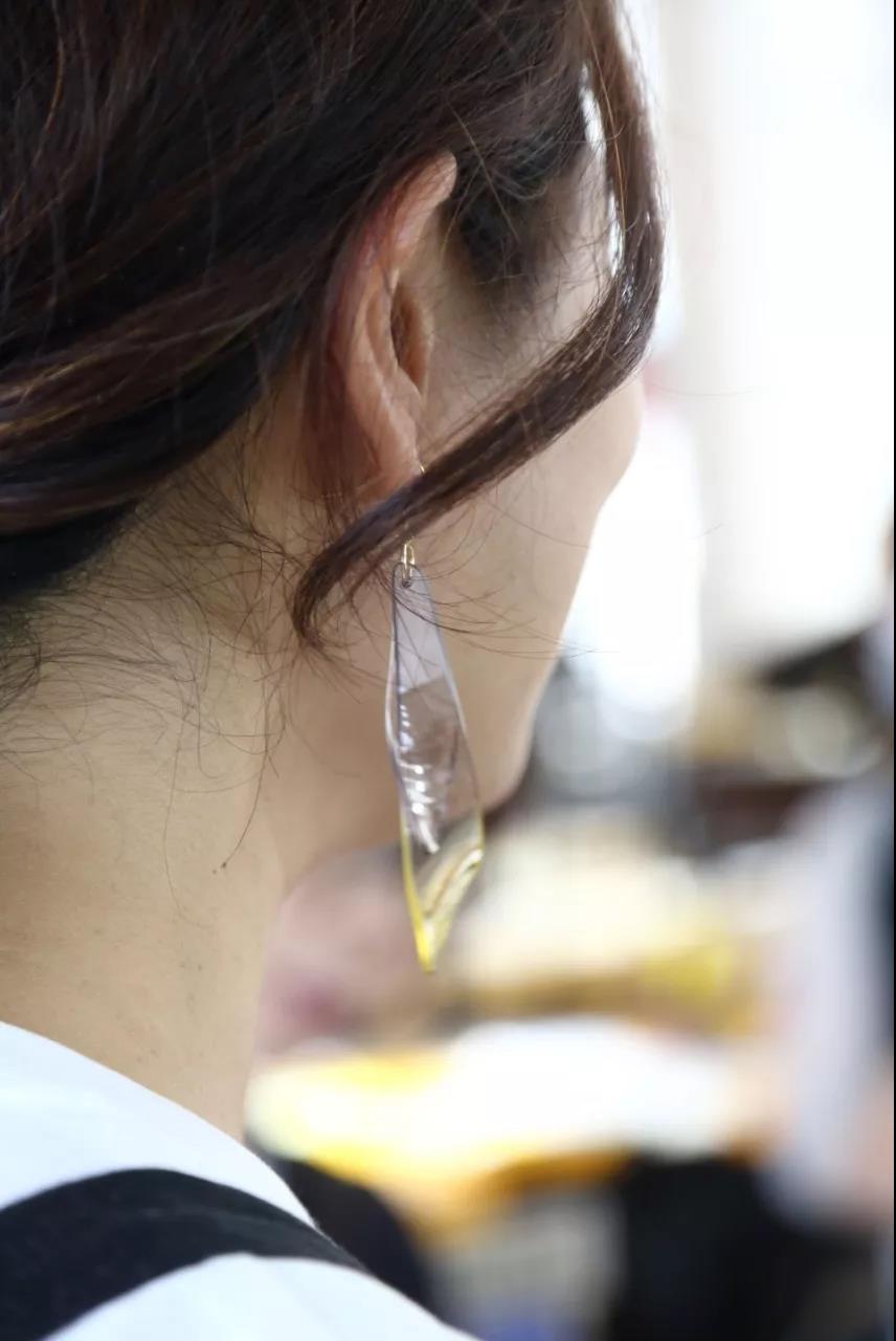 亞克力暈染首飾工坊成品佩戴圖