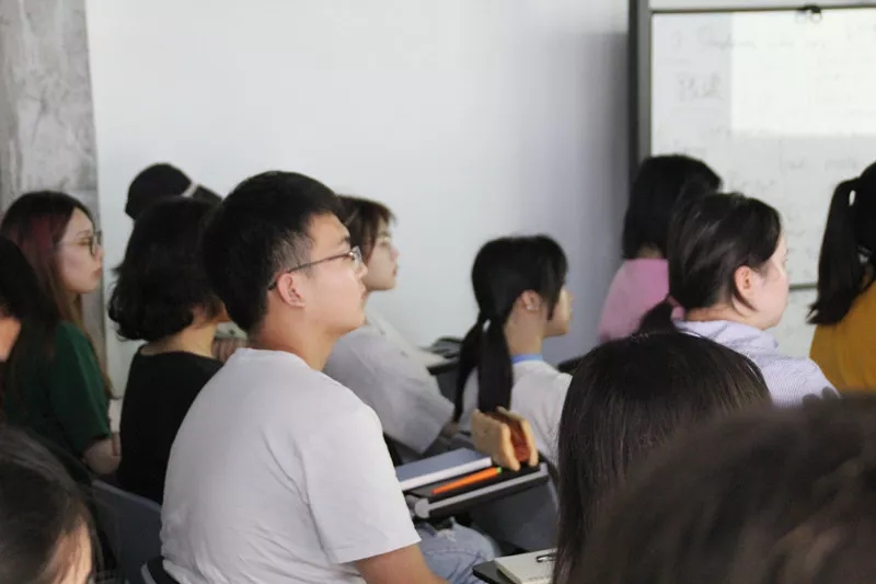 學術(shù)主持姜節(jié)泓教授用一個下午的時間和大家聊了聊關(guān)于“創(chuàng)新”以及“藝術(shù)策展”的話題