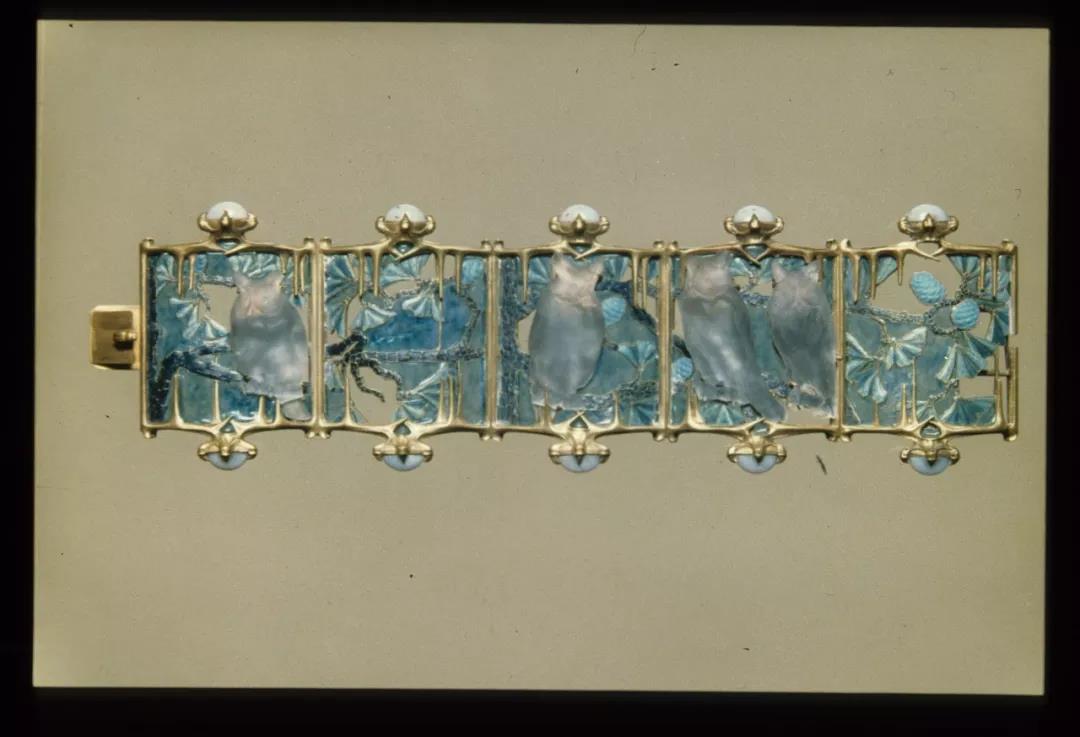 Bracelet Gold, enamel, glass and chalcedony René Lalique c. 1900 - 1901