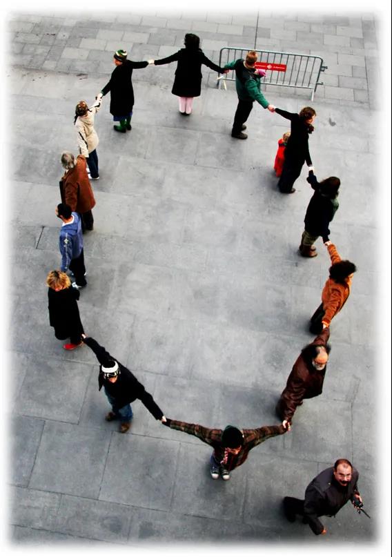 Bartley的另一個(gè)作品Human Necklace