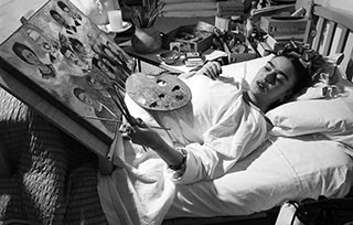 不能出門又如何？“床”才是藝術家的創作源泉！